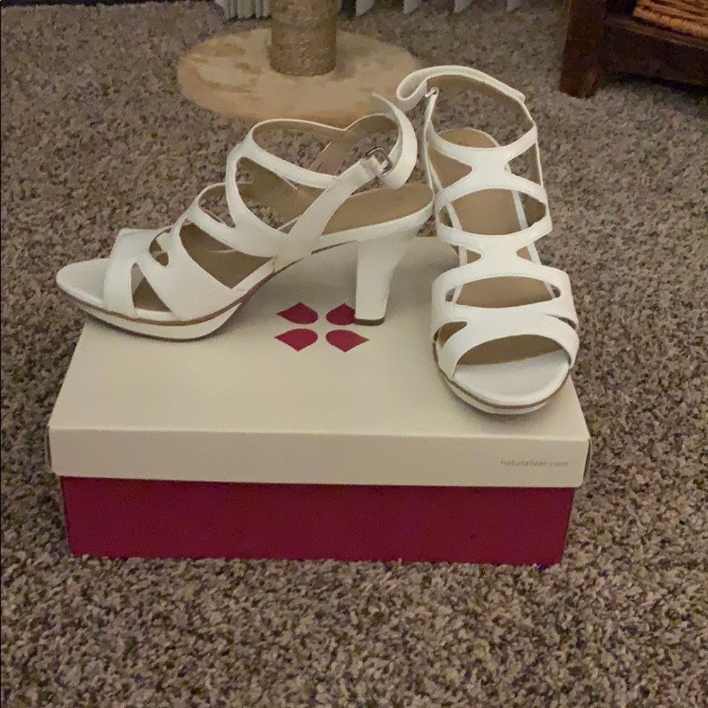 Naturalizer dianna white heels